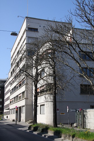 Blick auf das Behördengebäude